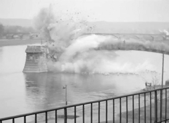 Screenshot aus "Carola-Brücke Dresden, Sprengung des alten Brückenträgers am 7. März 1952" (1952); Quelle: SLUB Dresden, © SLUB Dresden, Filmverband Sachsen (Dresden), Hirsch Film (Dresden)