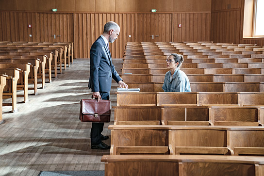 Christoph Maria Herbst, Nilam Farooq (v.l.n.r.) in "Contra" (2020); Quelle: Constantin Film Verleih, DFF, © 2020 Constantin Film Verleih GmbH