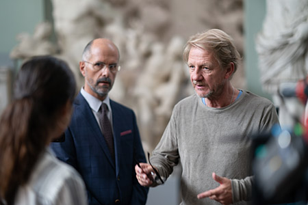 Nilam Farooq, Christoph Maria Herbst, Sönke Wortmann (v.l.n.r.) bei den Dreharbeiten zu "Contra" (2020); Quelle: Constantin Film Verleih, DFF, © 2020 Constantin Film Verleih GmbH