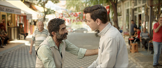 Selahattin Paşali (rechts) in "Burning Days" (2022)