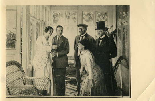 Henny Porten, Hans Felix, Rudolf Biebrach, Fritz Richard (hinten v.l.n.r.), Frida Richard (vorne) in "Ihre Hoheit" (1913)