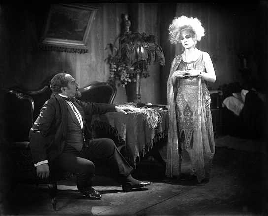 Robert Garrison, Asta Nielsen (v.l.n.r.) in "Die freudlose Gasse" (1925)