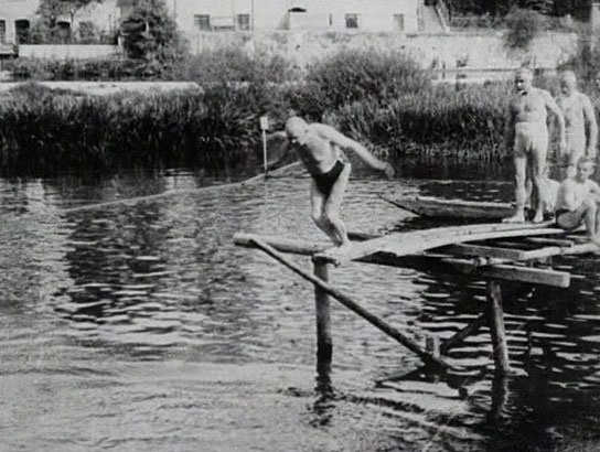 Screenshot aus "Im Freibad an der Lahn" (192?)