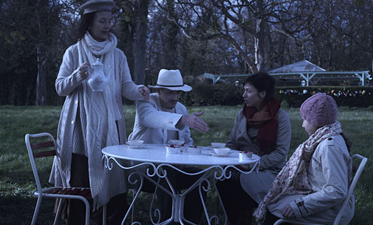 Claudie Decultis (links), Jana Klein (2.v.r.), Nirina Moinet-Sievert (rechts) in "Un café sans musique c'est rare à Paris" (2019); Quelle: Drop-Out Cinema, DFF