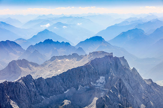 Luftbild von der Zugspitze im Wettersteingebirge in "Alpgeister" (2019); Quelle: Konzept+Dialog.Medienproduktion, DFF, © Konzept+Dialog.Medienproduktion, Klaus Leidorf