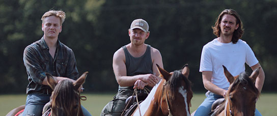 Karsten Jaskiewicz, Benjamin Schroeder, Sebastian Fräsdorf (v.l.n.r.) in "Bruder Schwester Herz" (2019); Quelle: Kinostar Filmverleih, DFF, © 2019 Kinostar