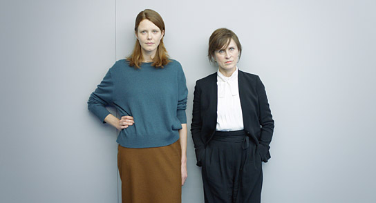 Sarah Ralfs, Sophie Rois (v.l.n.r.) in "Weitermachen Sanssouci" (2019); Quelle: Filmgalerie 451, DFF, © Amerikafilm, Filmgalerie 451