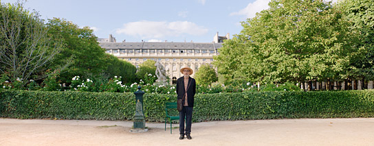 Elia Suleiman in "Vom Gießen des Zitronenbaums" (2019); Quelle: Neue Visionen Filmverleih, DFF, © Neue Visionen Filmverleih