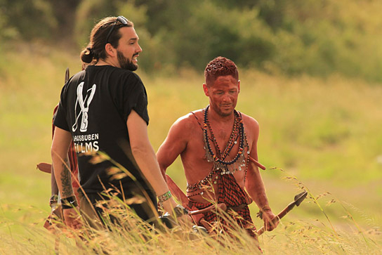 Timo Johannes Mayer (links), Benjamin Eicher (rechts) bei den Dreharbeiten zu "Der weiße Massai Krieger" (2019); Quelle: Alpha Centauri Studios, DFF, © 2019 Alpha Centauri Studios