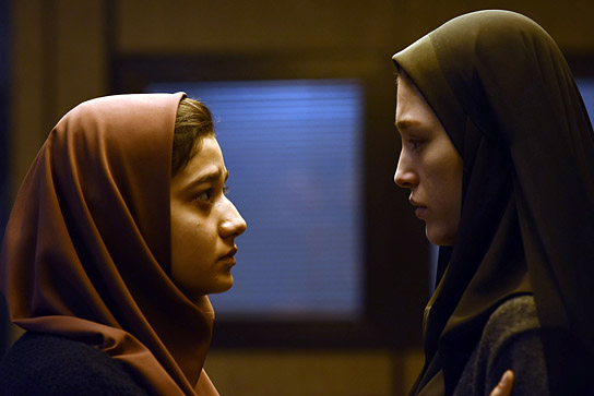 Sadaf Asgari, Fereshteh Hosseini (v.l.n.r.) in "Yalda - A Night for Forgiveness" (2019); Quelle: Little Dream Entertainment, DFF, © Somaye Jafari, JBA Productions