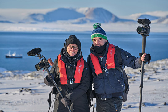 Silke Schranz, Christian Wüstenberg bei den Dreharbeiten zu "Spitzbergen - Auf Expedition in der Arktis" (2020); Quelle: comfilm.de, DFF, © Maximilian Mutzhas