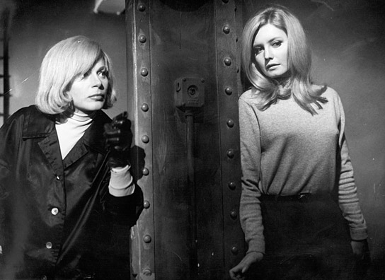 Margot Trooger, Catherine Schell (v.l.n.r.) in "Das Verrätertor" (1964); Quelle: Tobis Film, © Tobis Film