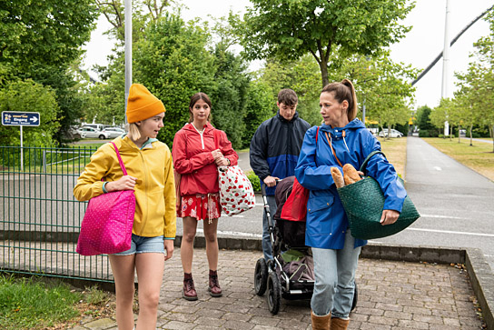 Luna Maxeiner, Lisa-Marie Koroll, Roman Lochmann, Alexandra Neldel (v.l.n.r.) in"Takeover - Voll vertauscht" (2020); Quelle: Warner Bros. Pictures Germany, DFF, © 2019 Pantaleon Films GmbH, 2112 Pictures, MACKNEXT GmbH & Co KG, Warner Bros. Entertainment GmbH