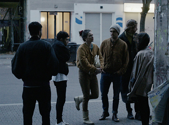 Övünç Güvenisik (links), Anja Langer (3.v.l.), Pascal Houdus (3.v.r.), Henner Borchers (2.v.r.), Raha Emami Khansari (rechts) in "Dreissig" (2018); Quelle: déjà -vu Film, DFF, © Deutsche Film- und Fernsehakademie Berlin (dffb)  