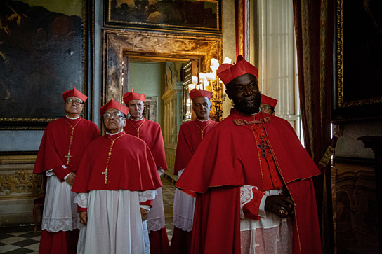 Eddie Osei (vorne) in "Der göttliche Andere" (2020); Quelle: Warner Bros. Pictures Germany, DFF, © 2020 X Filme Creative Pool GmbH, Madeleine s.r.l., Warner Bros. Entertainment GmbH