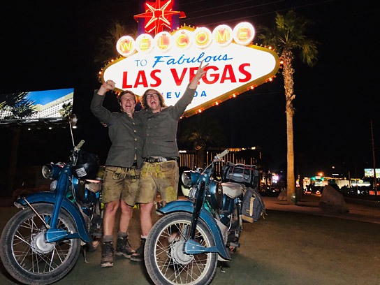 Thomas Wittmann, Julian Wittmann (v.l.n.r.) in "Ausgrissn! In der Lederhosn nach Las Vegas" (2020); Quelle: Majestic, DFF, Â© MajesticSunseitn, Christian Kastl