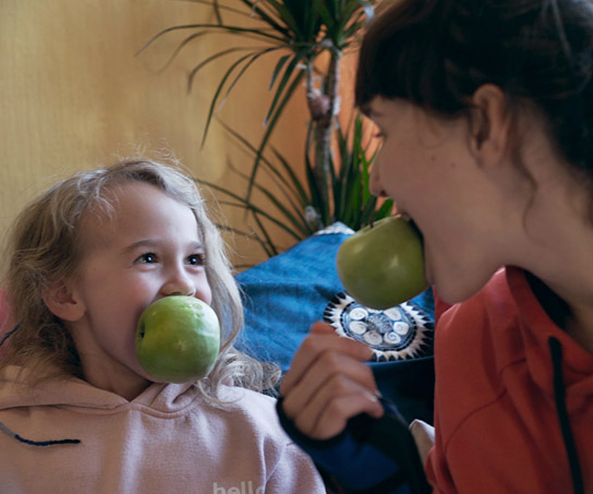 Marie Tragousti (rechts) in "Nackte Tiere" (2020); Quelle: déjà-vu Film, DFF, © déjà-vu Film