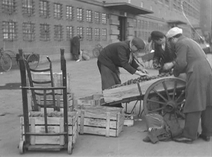 "Fliegende Händler in Frankfurt am Main" (1932); Quelle: DFF, © Sünke Michel