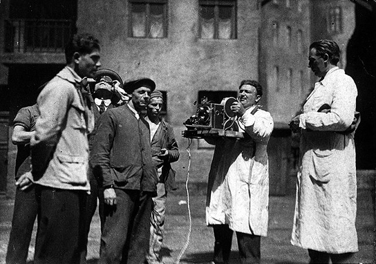 Karl Freund (2.v.r.), F.W. Murnau (rechts) bei den Dreharbeiten zu "Der letzte Mann" (1924)