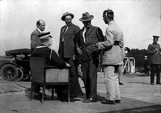 Emil Jannings (sitzend), F.W. Murnau (3.v.l.) bei den Dreharbeiten zu "Der letzte Mann" (1924)