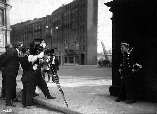 F.W. Murnau (2.v.l.), Robert Baberske (3.v.l.), Emil Jannings (rechts) bei den Dreharbeiten zu "Der letzte Mann" (1924)