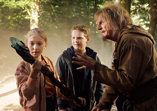 Gloria Terzic, Julius Weckauf, Otto Waalkes (v.l.n.r.) in "Catweazle" (2021); Quelle: TOBIS Film, DFF, © TOBIS Film GmbH, Foto: Tom Trambow