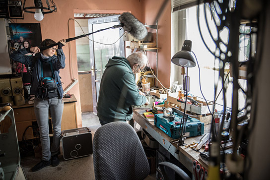 Sarah Klare, Helmut Göldner bei den Dreharbeiten zu "Kinomann - Von einem der einfach weiter macht" (2020); Quelle: Kippelsteiner Filme, DFF, © Kippelsteiner Filme