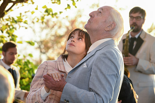 Emilia Schüle, Günther Maria Halmer (vorne) in "Die Vergesslichkeit der Eichhörnchen" (2020); Quelle: Filmwelt Verleihagentur, DFF, © Zieglerfilm Baden-Baden, Foto: Ivan Maly