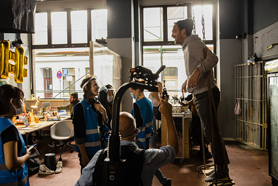 Frederick Lau (rechts) bei den Dreharbeiten zu "Generation Beziehungsunfähig" (2021); Quelle: Warner Bros. Pictures Germany, DFF, © Pantaleon Films GmbH, Warner Bros. Filmproduktion GmbH, Foto: Tom Trambow