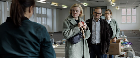 Luna Wedler (2.v.l.), Milan Peschel (3.v.l.) in "Je suis Karl" (2021); Quelle: Pandora Film, DFF, © Pandora Film, Foto: Tom Trambow