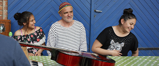 Stefani, Dieter Bachmann, Ilknur (v.l.n.r.) in "Herr Bachmann und seine Klasse" (2021); Quelle: Grandfilm, DFF, © Madonnen Film