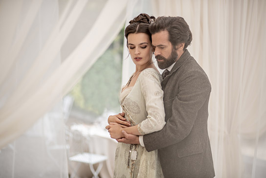 Emma Mackey, Romain Duris (v.l.n.r.) in "Eiffel in Love" (2021); Quelle: Constantin Film Verleih, DFF, © 2021 Constantin Film Verleih GmbH