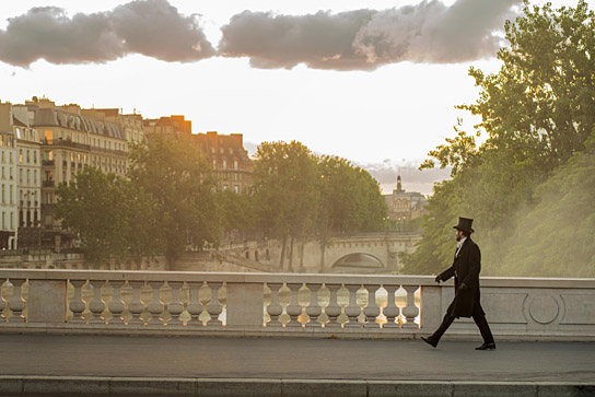 Romain Duris in "Eiffel in Love" (2021); Quelle: Constantin Film Verleih, DFF, © 2021 Constantin Film Verleih GmbH