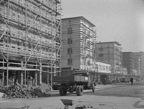 "Frankfurt am Main. Zerstörung und Wiederaufbau. Ein Dokumentarfilm der Frankfurter Aufbau-Aktiengesellschaft FAAG über ihre Tätigkeit beim Wiederaufbau" (1952); Quelle: Filmkollektiv Frankfurt, © Institut für Stadtgeschichte S12F 76