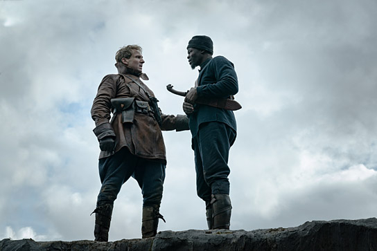 Ralph Fiennes, Djimon Hounsou (v.l.n.r.) in "The King's Man - The Beginning" (2020); Quelle: Disney, DFF, © 2020 Twentieth Century Fox Film Corporation, Foto: Peter Mountain