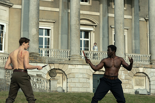 Harris Dickinson, Djimon Hounsou (v.l.n.r.) in "The King's Man - The Beginning" (2020); Quelle: Disney, DFF, © 2020 Twentieth Century Fox Film Corporation, Foto: Peter Mountain