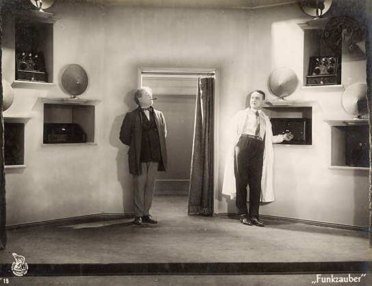 Werner Krauß, Alfred Braun (v.l.n.r.) in "Funkzauber" (1927); Quelle: DFF