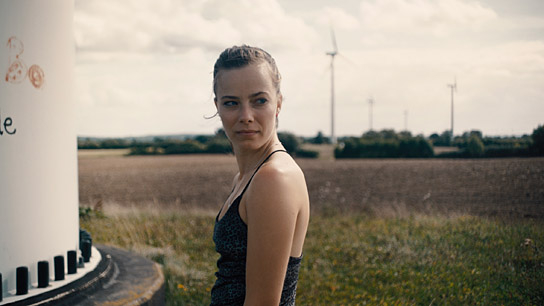 Saskia Rosendahl in "Niemand ist bei den Kälbern" (2021); Quelle: Filmwelt Verleihagentur, DFF, © Filmwelt Verleihagentur, Weydemann Bros., Foto: Max Preiss