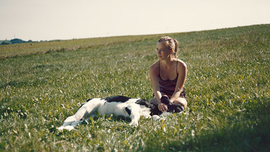 Saskia Rosendahl in "Niemand ist bei den Kälbern" (2021); Quelle: Filmwelt Verleihagentur, DFF, © Filmwelt Verleihagentur, Weydemann Bros., Foto: Max Preiss