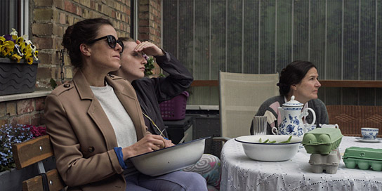 Anne Schäfer, Emma Frieda Brüggler, Anne-Kathrin Gummich (v.l.n.r.) in "Alle reden übers Wetter" (2022)