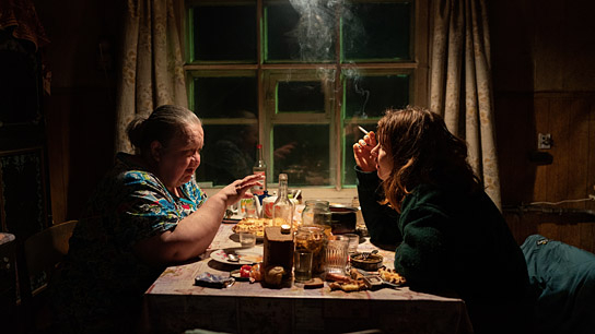 Seidi Haarla (rechts) in "Abteil Nr. 6" (2021), Quelle: eksystent filmverleih, DFF, © 2021 Sami Kuokkanen Aamu Film Company