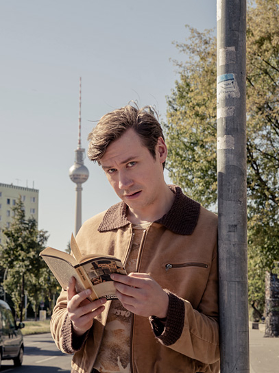 David Kross in "Leander Haußmanns Stasikomödie" (2021); Quelle: Constantin Film Verleih, DFF, © UFA Fiction, Constantin Film Verleih, Foto: Nik Konietzny