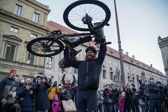 Jonas Deichmann (vorne) in "Jonas Deichmann - Das Limit bin nur ich" (2022); Quelle: Rise and Shine Cinema, DFF, © ravir film