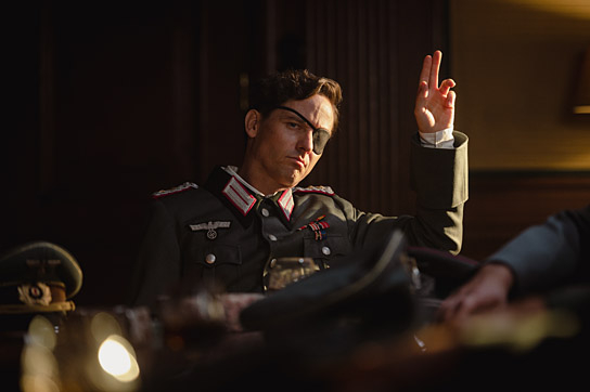 Tom Schilling in "Die Geschichte der Menschheit – leicht gekürzt" (2022)