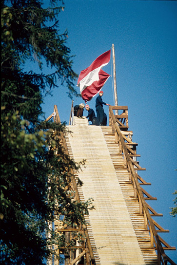 Walter Steiner (rechts) in "Die große Ekstase des Bildschnitzers Steiner (Ski-Flugschanze Planica)" (1974)