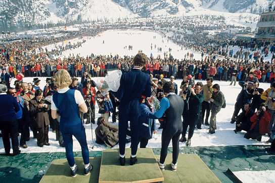 Heinz Wosipiwo, Walter Steiner, Jiří Raška (vorne v.l.n.r.) in "Die große Ekstase des Bildschnitzers Steiner (Ski-Flugschanze Planica)" (1974)