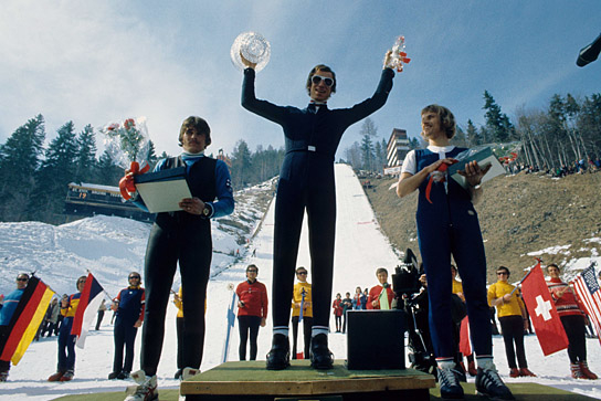 Jiří Raška, Walter Steiner, Heinz Wosipiwo (vorne v.l.n.r.) in "Die große Ekstase des Bildschnitzers Steiner (Ski-Flugschanze Planica)" (1974)