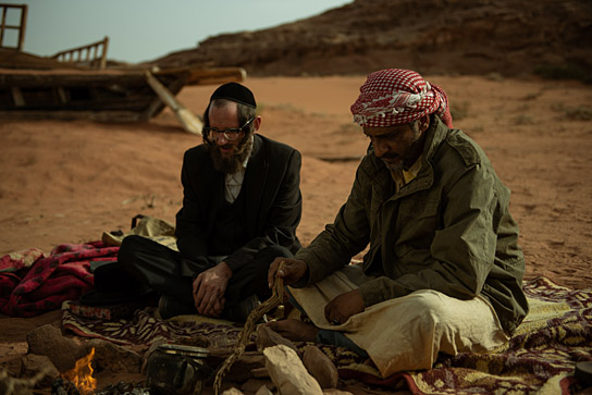 Luzer Twersky, Haitham Al Omari (v.l.n.r.) in "Nicht ganz koscher - Eine göttliche Komödie" (2022)