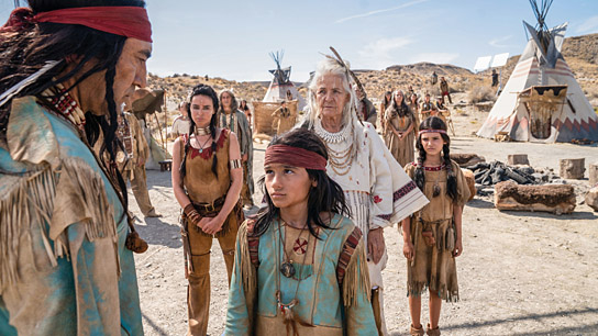 Mehmet Kurtulus (links), Mika Ullritz (3.v.l.), Hildegard Schmahl (4.v.l), Lola Linnéa Padotzke (5.v.l.) in "Der junge Häuptling Winnetou" (2021)