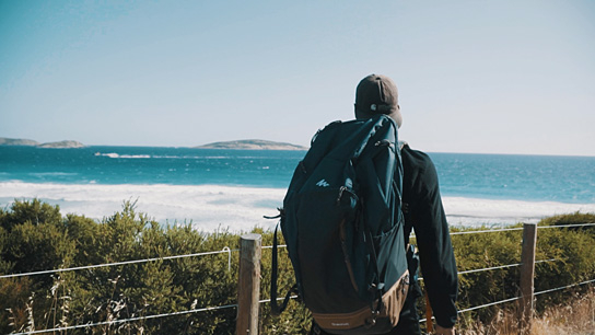 Chris Hartung in "Facing Down Under - Die Doku eines Backpackers" (2022)